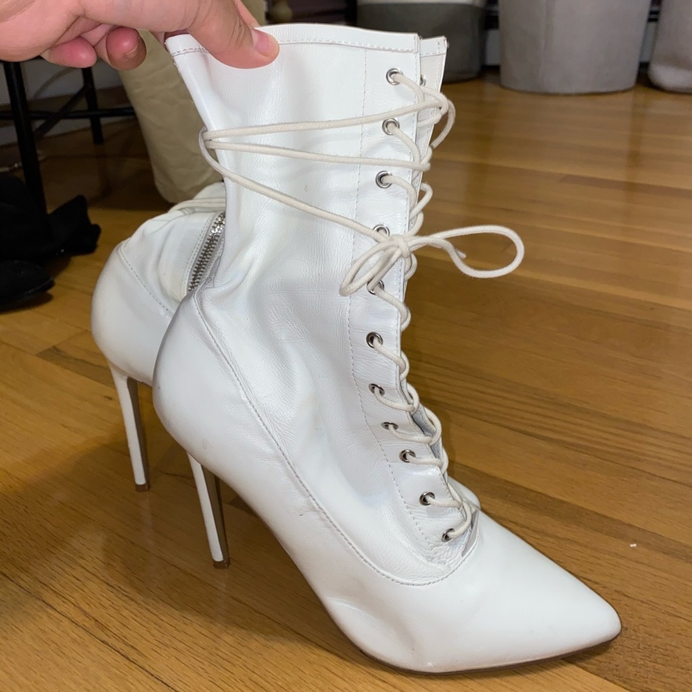 STEVE MADDEN SATISFIED WHITE LEATHER LACE UP BOOT